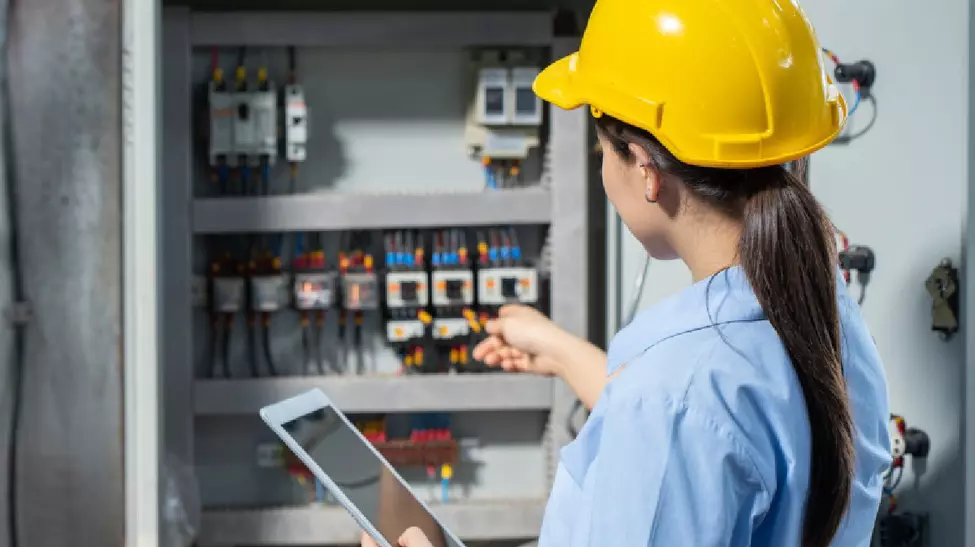 Tot mai mulți tineri români aleg meseria de electrician: venituri care pot ajunge la 15.000 de lei pe lună