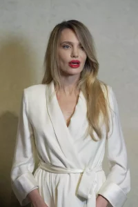 Angelina Jolie, apariție virală în China: fanii se întreabă dacă și-a schimbat look-ul mai mult decât pare