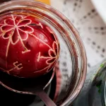 Cum fierbi ouăle de Paște fără să se spargă. Trucul simplu care îți salvează masa festivă