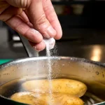 Ți-a ieșit piureul prea lichid? Trucuri simple care îl salvează fără să-i strici gustul