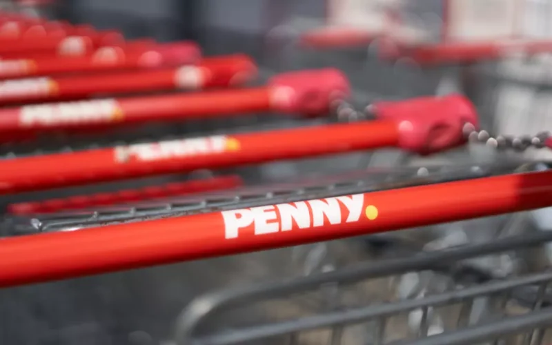 Un mare lanț de magazine Penny ar putea fi vândut. Lidl și Aldi, printre companiile interesate de preluare