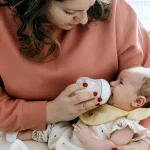 Câți bani cheltuie părinții în primul an de viață al copilului. Costurile care îi surprind pe mulți români