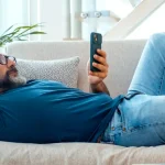 3 comportamente considerate „leneșe” care pot fi asociate cu un nivel ridicat de inteligență, potrivit psihologilor