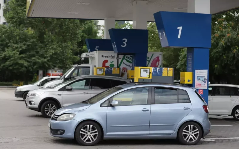 Acciza la carburanți ar putea fi redusă temporar. Proiectul a primit undă verde în Senat