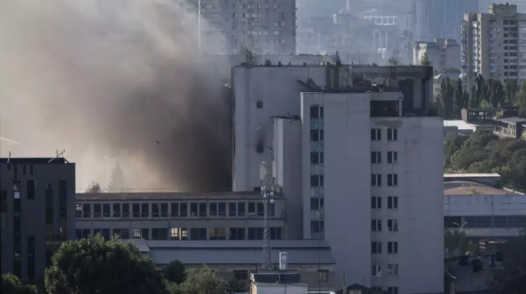 Atac de amploare asupra Kievului: mai multe persoane au murit, iar o scurgere de amoniac a fost semnalată după bombardamente