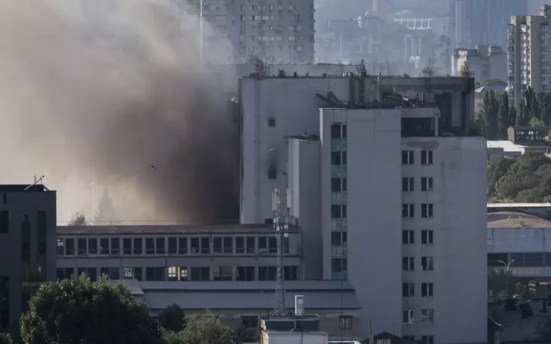 Atac de amploare asupra Kievului: mai multe persoane au murit, iar o scurgere de amoniac a fost semnalată după bombardamente