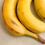 Bananele se înnegresc prea repede? Locul din bucătărie care le poate grăbi coacerea