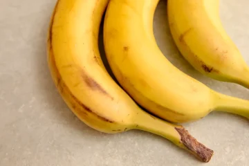 Bananele se înnegresc prea repede? Locul din bucătărie care le poate grăbi coacerea