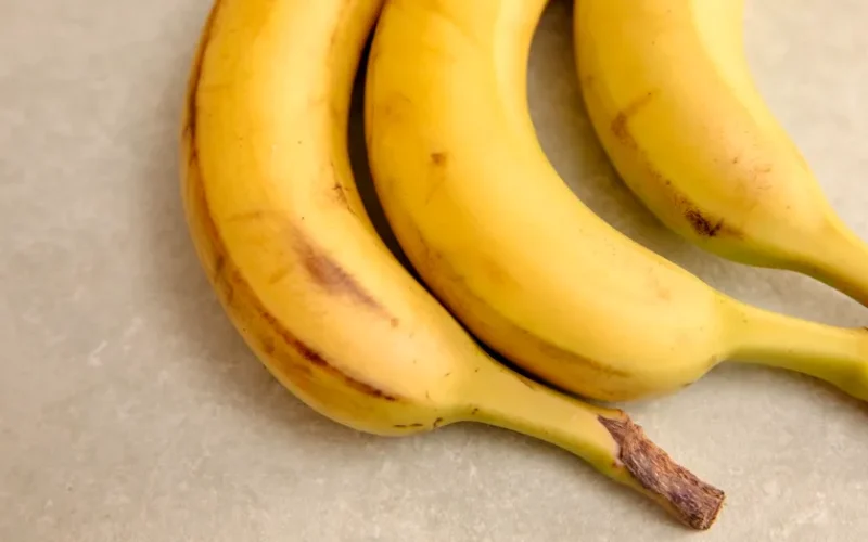 Bananele se înnegresc prea repede? Locul din bucătărie care le poate grăbi coacerea