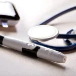 Te trezești des noaptea, îți este sete sau simți furnicături în picioare? Semnele care pot avea legătură cu glicemia