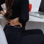 Te doare spatele după o zi la birou? Obiceiul de un minut care poate conta mai mult decât crezi