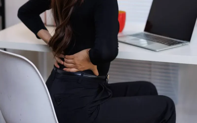 Te doare spatele după o zi la birou? Obiceiul de un minut care poate conta mai mult decât crezi
