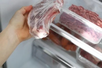 Poți congela din nou carnea după ce s-a dezghețat? Detaliul de care trebuie să ții cont