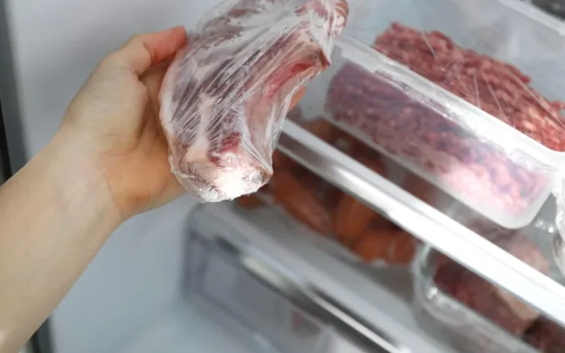 Poți congela din nou carnea după ce s-a dezghețat? Detaliul de care trebuie să ții cont