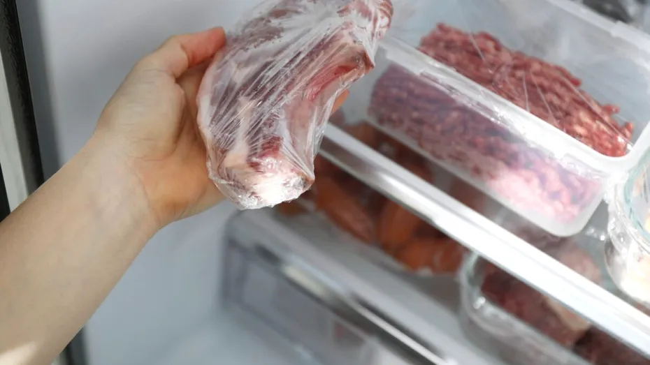 Poți congela din nou carnea după ce s-a dezghețat? Detaliul de care trebuie să ții cont